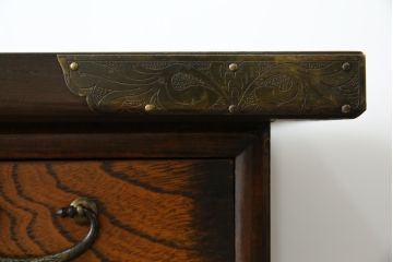 中古　大振りサイズ!!　希少な廃番品!!　李朝　アンティーク調　異国情緒の雰囲気漂うオリエンタルなサイドボード(収納棚、戸棚、引き出し)(R-081368)