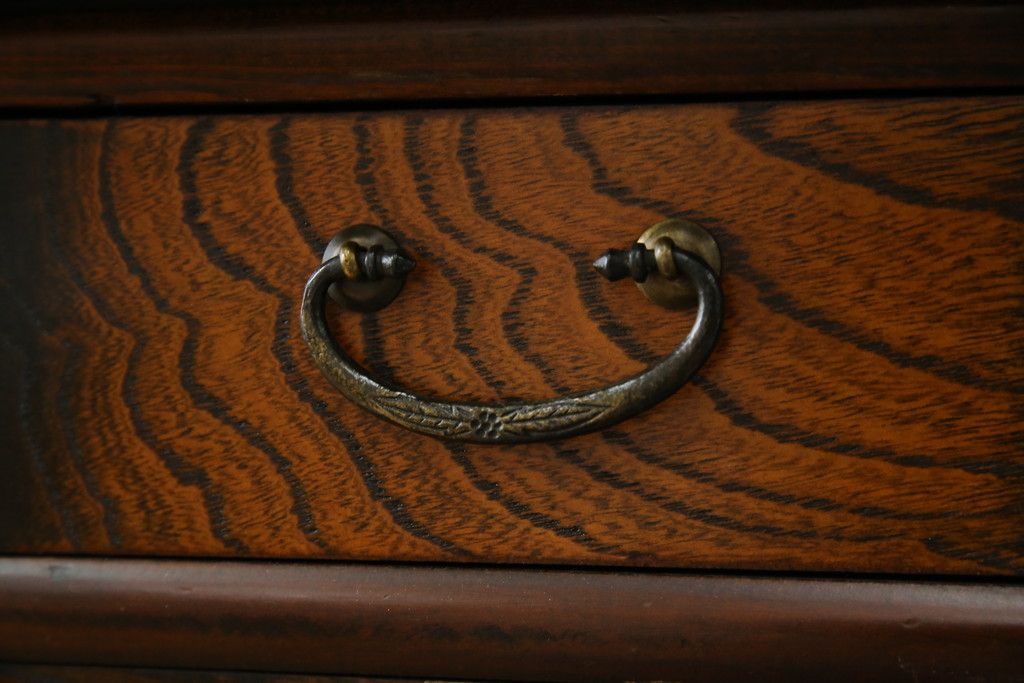 中古　大振りサイズ!!　希少な廃番品!!　李朝　アンティーク調　異国情緒の雰囲気漂うオリエンタルなサイドボード(収納棚、戸棚、引き出し)(R-081368)