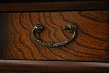 中古　大振りサイズ!!　希少な廃番品!!　李朝　アンティーク調　異国情緒の雰囲気漂うオリエンタルなサイドボード(収納棚、戸棚、引き出し)(R-081368)