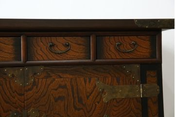 中古　大振りサイズ!!　希少な廃番品!!　李朝　アンティーク調　異国情緒の雰囲気漂うオリエンタルなサイドボード(収納棚、戸棚、引き出し)(R-081368)