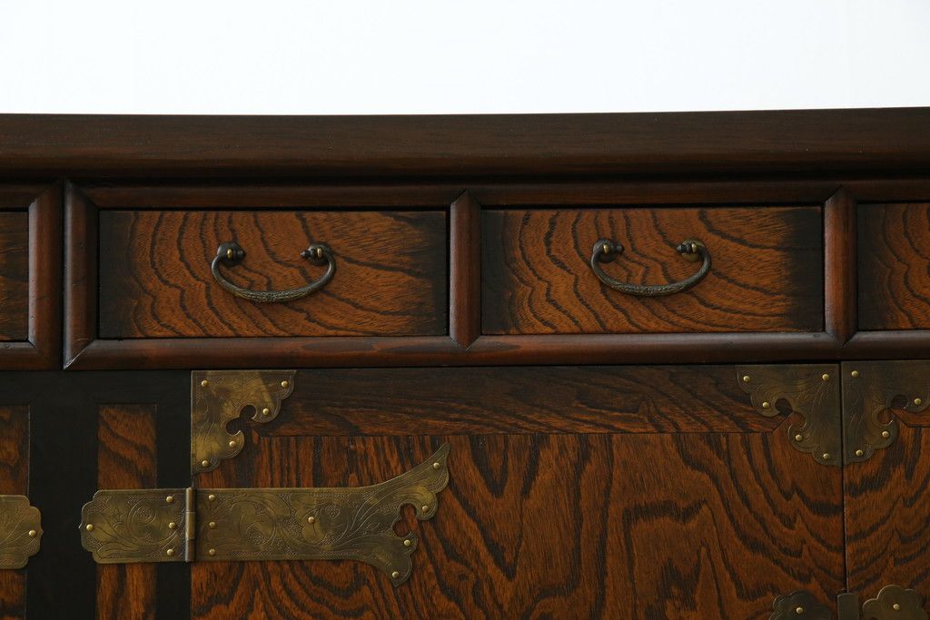 中古　大振りサイズ!!　希少な廃番品!!　李朝　アンティーク調　異国情緒の雰囲気漂うオリエンタルなサイドボード(収納棚、戸棚、引き出し)(R-081368)