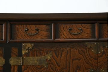 中古　大振りサイズ!!　希少な廃番品!!　李朝　アンティーク調　異国情緒の雰囲気漂うオリエンタルなサイドボード(収納棚、戸棚、引き出し)(R-081368)