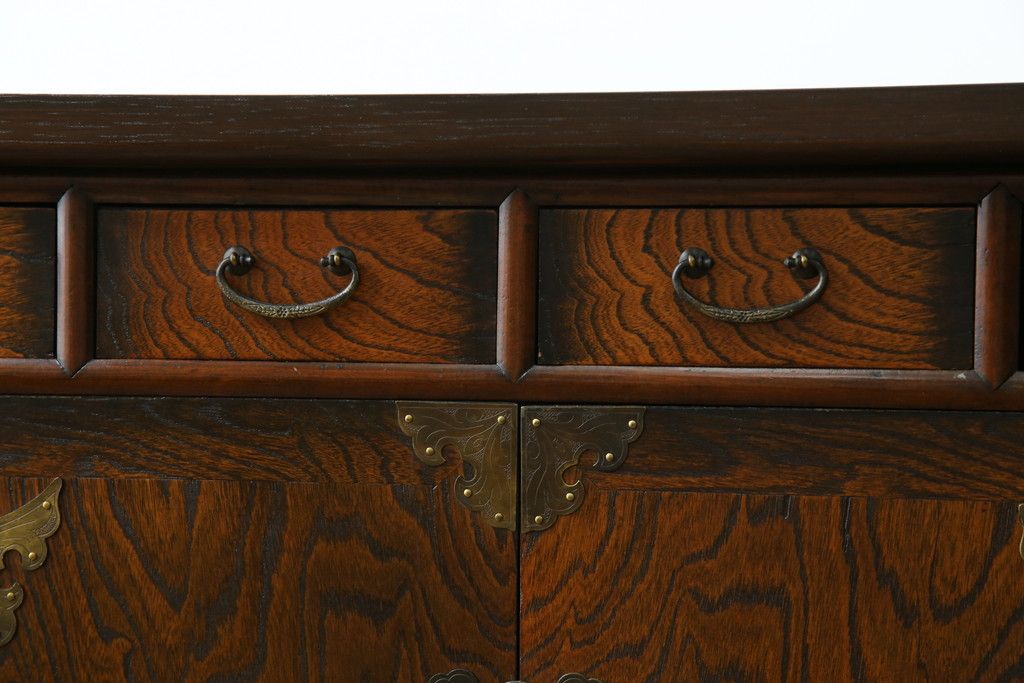 中古　大振りサイズ!!　希少な廃番品!!　李朝　アンティーク調　異国情緒の雰囲気漂うオリエンタルなサイドボード(収納棚、戸棚、引き出し)(R-081368)