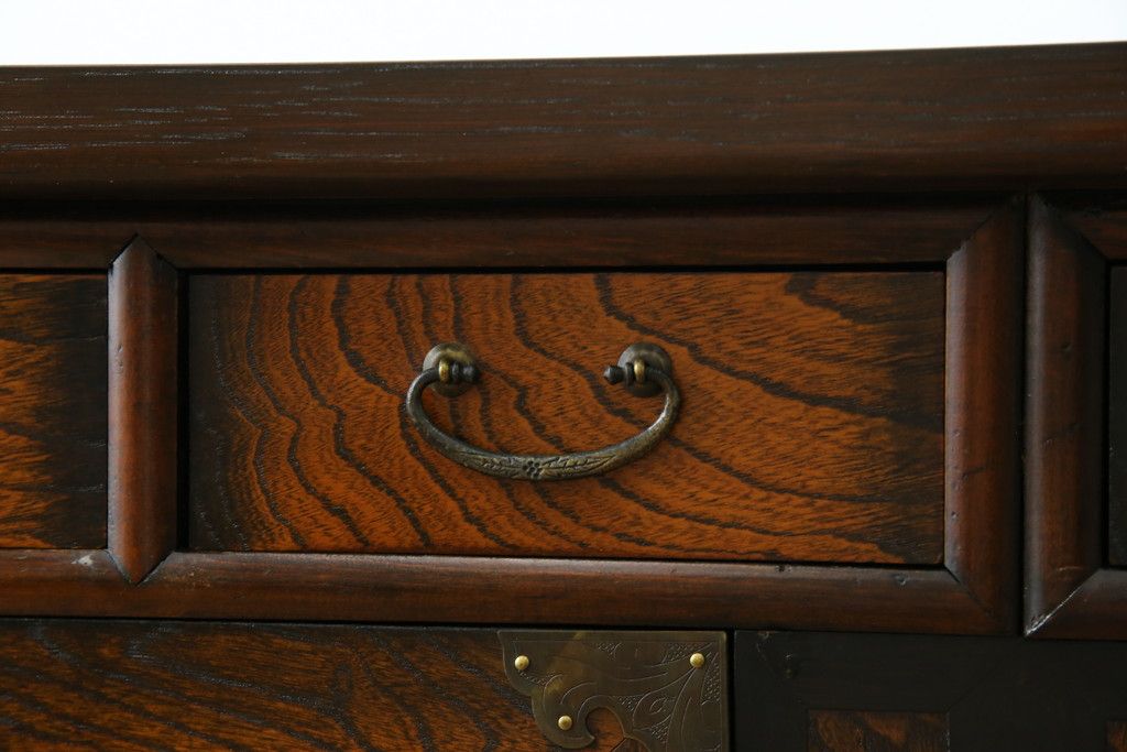 中古　大振りサイズ!!　希少な廃番品!!　李朝　アンティーク調　異国情緒の雰囲気漂うオリエンタルなサイドボード(収納棚、戸棚、引き出し)(R-081368)