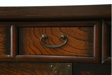 中古　大振りサイズ!!　希少な廃番品!!　李朝　アンティーク調　異国情緒の雰囲気漂うオリエンタルなサイドボード(収納棚、戸棚、引き出し)(R-081368)