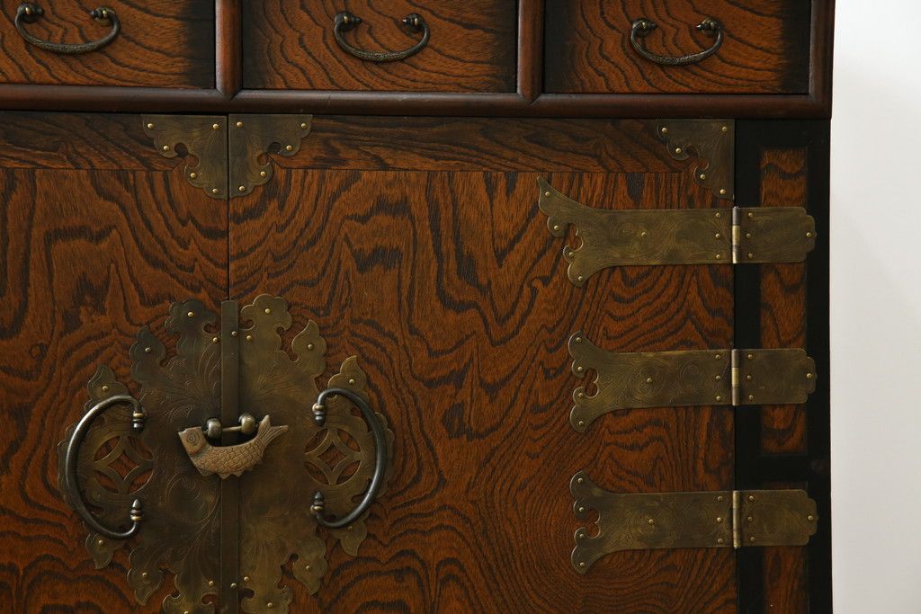 中古　大振りサイズ!!　希少な廃番品!!　李朝　アンティーク調　異国情緒の雰囲気漂うオリエンタルなサイドボード(収納棚、戸棚、引き出し)(R-081368)