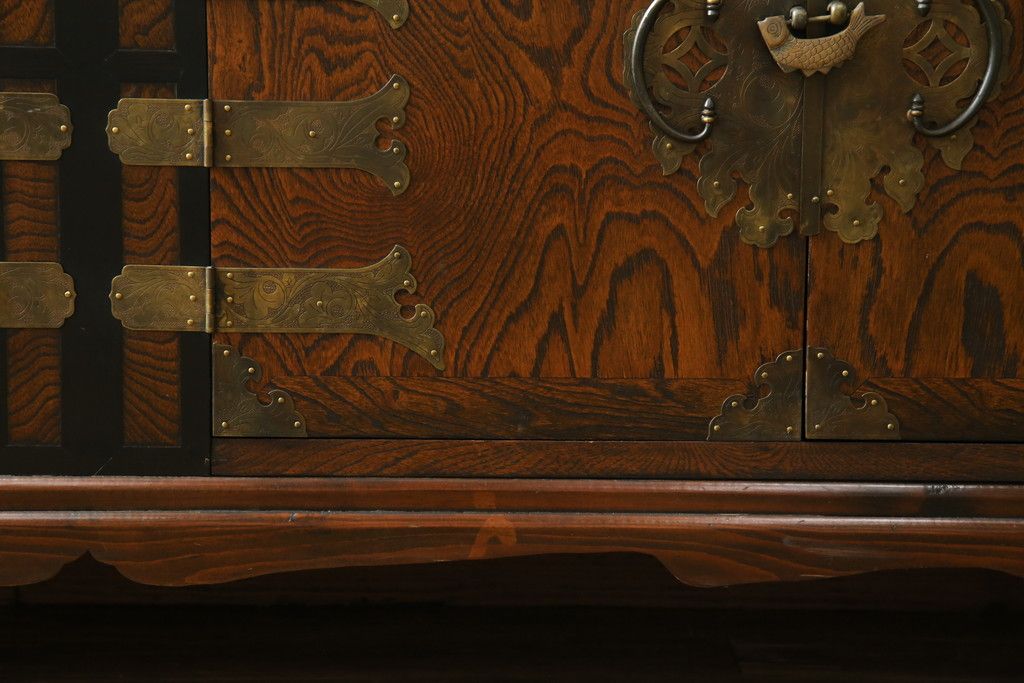 中古　大振りサイズ!!　希少な廃番品!!　李朝　アンティーク調　異国情緒の雰囲気漂うオリエンタルなサイドボード(収納棚、戸棚、引き出し)(R-081368)