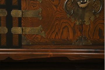 中古　大振りサイズ!!　希少な廃番品!!　李朝　アンティーク調　異国情緒の雰囲気漂うオリエンタルなサイドボード(収納棚、戸棚、引き出し)(R-081368)