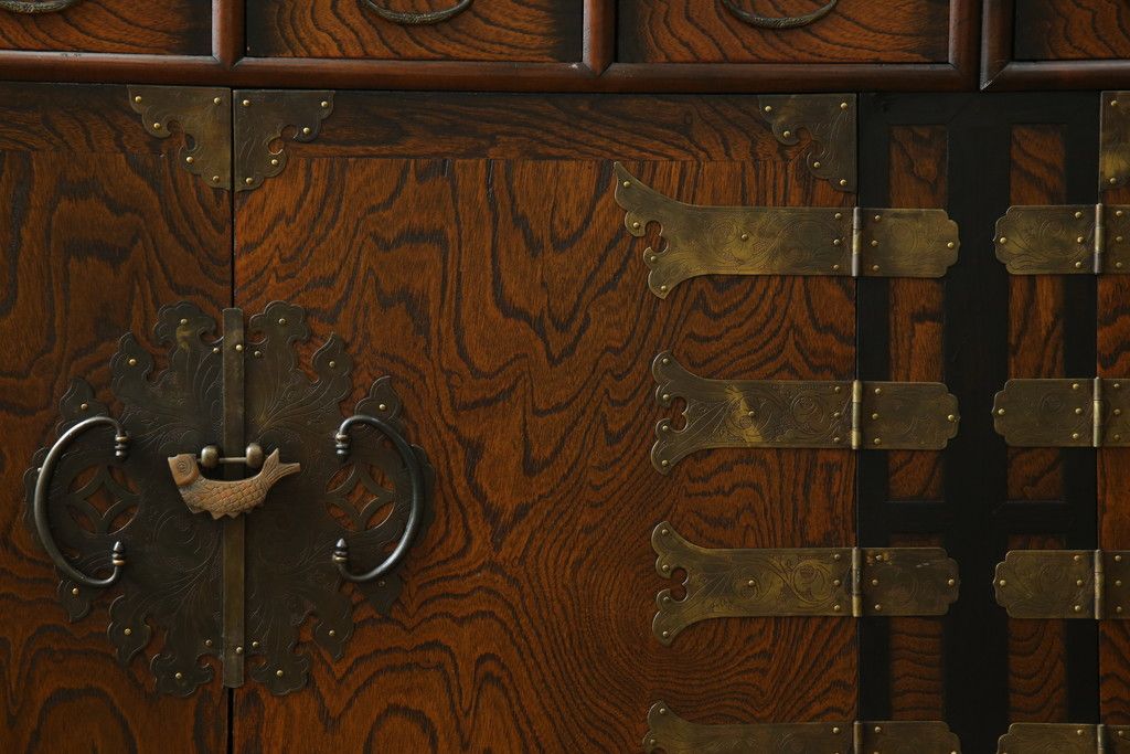 中古　大振りサイズ!!　希少な廃番品!!　李朝　アンティーク調　異国情緒の雰囲気漂うオリエンタルなサイドボード(収納棚、戸棚、引き出し)(R-081368)