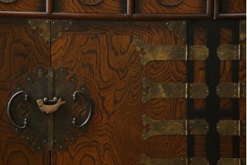 中古　大振りサイズ!!　希少な廃番品!!　李朝　アンティーク調　異国情緒の雰囲気漂うオリエンタルなサイドボード(収納棚、戸棚、引き出し)(R-081368)