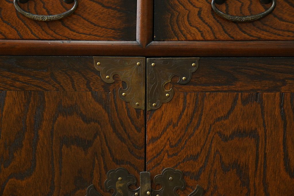 中古　大振りサイズ!!　希少な廃番品!!　李朝　アンティーク調　異国情緒の雰囲気漂うオリエンタルなサイドボード(収納棚、戸棚、引き出し)(R-081368)