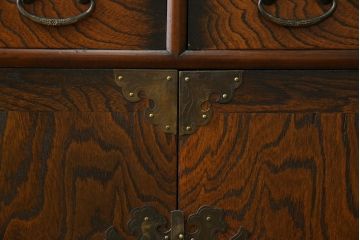 中古　大振りサイズ!!　希少な廃番品!!　李朝　アンティーク調　異国情緒の雰囲気漂うオリエンタルなサイドボード(収納棚、戸棚、引き出し)(R-081368)