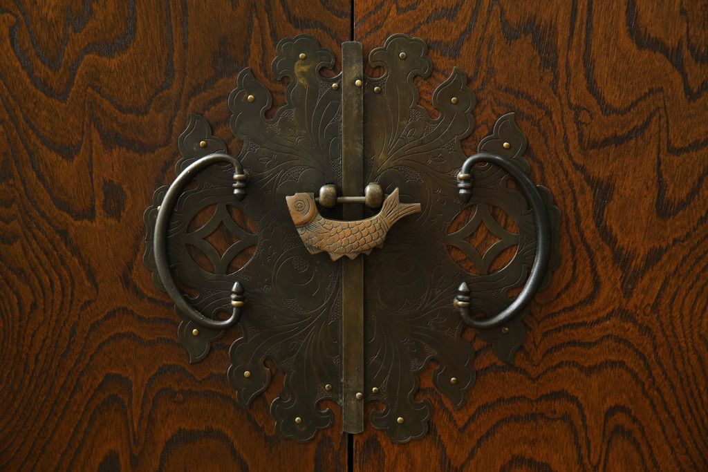 中古　大振りサイズ!!　希少な廃番品!!　李朝　アンティーク調　異国情緒の雰囲気漂うオリエンタルなサイドボード(収納棚、戸棚、引き出し)(R-081368)