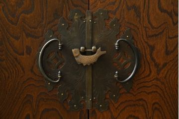 中古　大振りサイズ!!　希少な廃番品!!　李朝　アンティーク調　異国情緒の雰囲気漂うオリエンタルなサイドボード(収納棚、戸棚、引き出し)(R-081368)