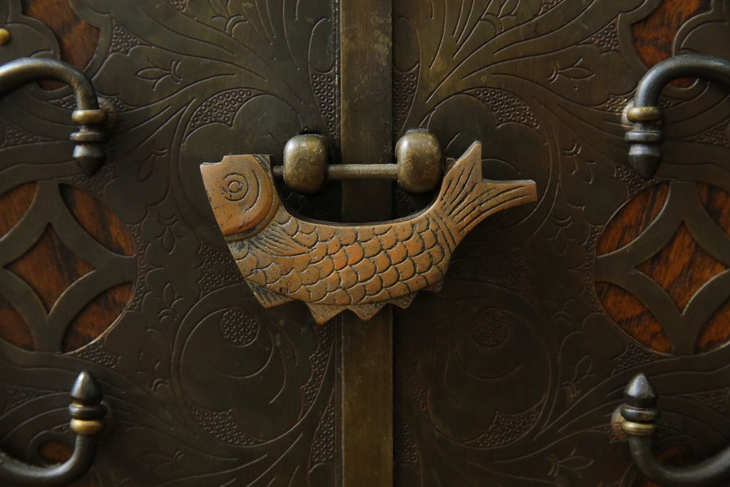 中古　大振りサイズ!!　希少な廃番品!!　李朝　アンティーク調　異国情緒の雰囲気漂うオリエンタルなサイドボード(収納棚、戸棚、引き出し)(R-081368)