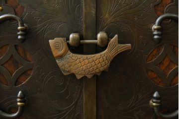 中古　大振りサイズ!!　希少な廃番品!!　李朝　アンティーク調　異国情緒の雰囲気漂うオリエンタルなサイドボード(収納棚、戸棚、引き出し)(R-081368)