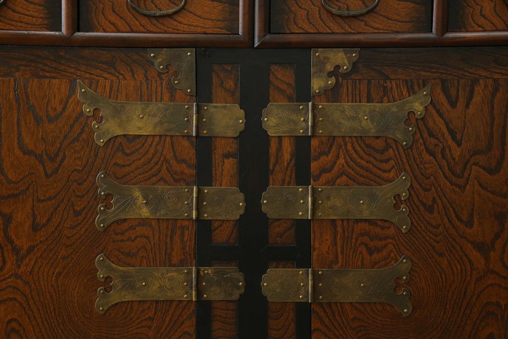 中古　大振りサイズ!!　希少な廃番品!!　李朝　アンティーク調　異国情緒の雰囲気漂うオリエンタルなサイドボード(収納棚、戸棚、引き出し)(R-081368)