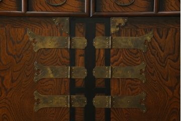 中古　大振りサイズ!!　希少な廃番品!!　李朝　アンティーク調　異国情緒の雰囲気漂うオリエンタルなサイドボード(収納棚、戸棚、引き出し)(R-081368)