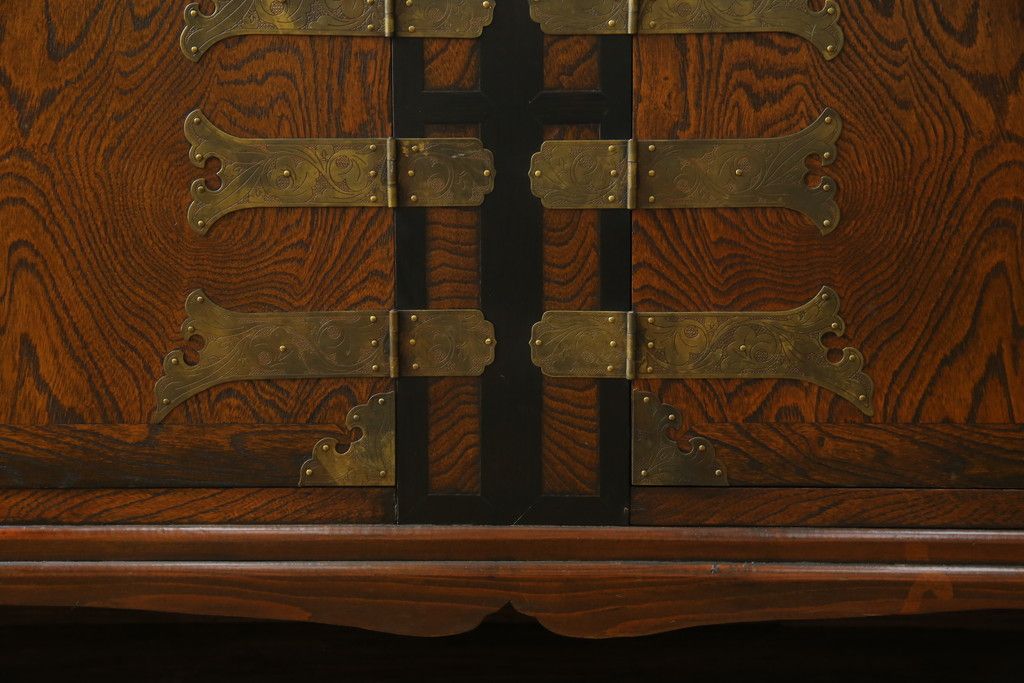 中古　大振りサイズ!!　希少な廃番品!!　李朝　アンティーク調　異国情緒の雰囲気漂うオリエンタルなサイドボード(収納棚、戸棚、引き出し)(R-081368)