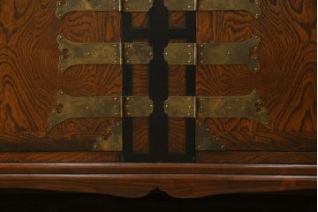 中古　大振りサイズ!!　希少な廃番品!!　李朝　アンティーク調　異国情緒の雰囲気漂うオリエンタルなサイドボード(収納棚、戸棚、引き出し)(R-081368)