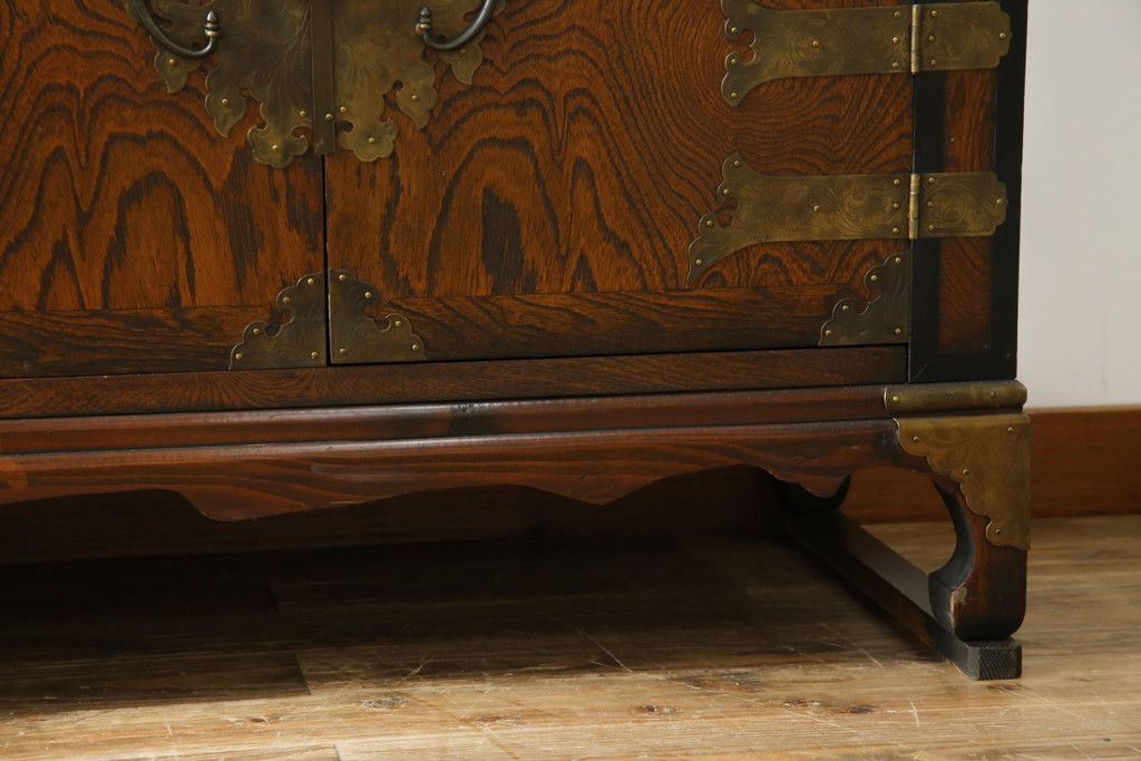 中古　大振りサイズ!!　希少な廃番品!!　李朝　アンティーク調　異国情緒の雰囲気漂うオリエンタルなサイドボード(収納棚、戸棚、引き出し)(R-081368)