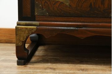 中古　大振りサイズ!!　希少な廃番品!!　李朝　アンティーク調　異国情緒の雰囲気漂うオリエンタルなサイドボード(収納棚、戸棚、引き出し)(R-081368)