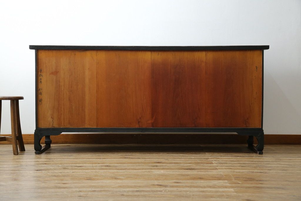 中古　大振りサイズ!!　希少な廃番品!!　李朝　アンティーク調　異国情緒の雰囲気漂うオリエンタルなサイドボード(収納棚、戸棚、引き出し)(R-081368)