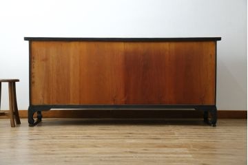 中古　大振りサイズ!!　希少な廃番品!!　李朝　アンティーク調　異国情緒の雰囲気漂うオリエンタルなサイドボード(収納棚、戸棚、引き出し)(R-081368)