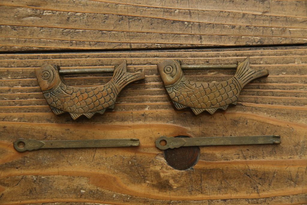 中古　大振りサイズ!!　希少な廃番品!!　李朝　アンティーク調　異国情緒の雰囲気漂うオリエンタルなサイドボード(収納棚、戸棚、引き出し)(R-081368)