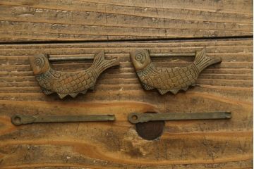 中古　大振りサイズ!!　希少な廃番品!!　李朝　アンティーク調　異国情緒の雰囲気漂うオリエンタルなサイドボード(収納棚、戸棚、引き出し)(R-081368)