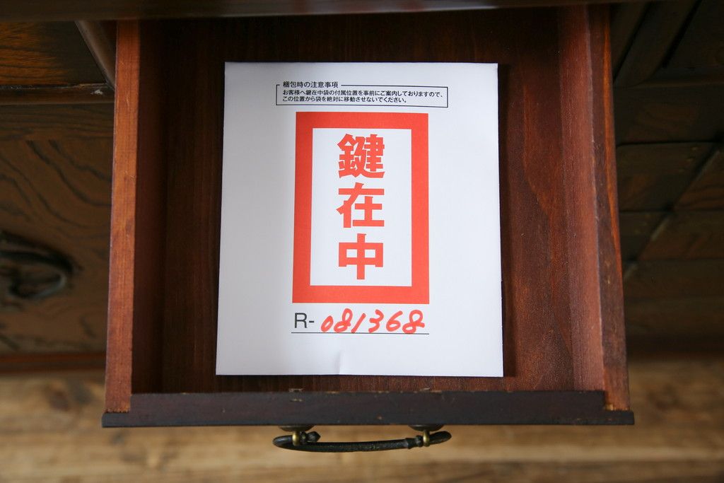 中古　大振りサイズ!!　希少な廃番品!!　李朝　アンティーク調　異国情緒の雰囲気漂うオリエンタルなサイドボード(収納棚、戸棚、引き出し)(R-081368)