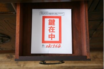 中古　大振りサイズ!!　希少な廃番品!!　李朝　アンティーク調　異国情緒の雰囲気漂うオリエンタルなサイドボード(収納棚、戸棚、引き出し)(R-081368)