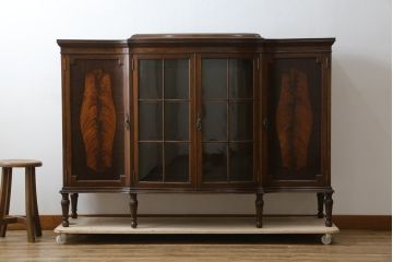 イギリスアンティーク　美品!!　高級品　上手物!!　マホガニー材の美しい杢目が目を引く!凝った作り込みの脚付きサイドボード(キャビネット、収納棚、戸棚、飾り棚、英国)(R-081370)
