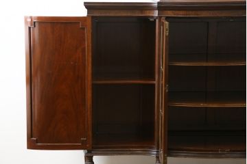 イギリスアンティーク　美品!!　高級品　上手物!!　マホガニー材の美しい杢目が目を引く!凝った作り込みの脚付きサイドボード(キャビネット、収納棚、戸棚、飾り棚、英国)(R-081370)