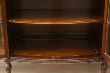 イギリスアンティーク　美品!!　高級品　上手物!!　マホガニー材の美しい杢目が目を引く!凝った作り込みの脚付きサイドボード(キャビネット、収納棚、戸棚、飾り棚、英国)(R-081370)