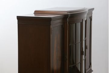 イギリスアンティーク　美品!!　高級品　上手物!!　マホガニー材の美しい杢目が目を引く!凝った作り込みの脚付きサイドボード(キャビネット、収納棚、戸棚、飾り棚、英国)(R-081370)