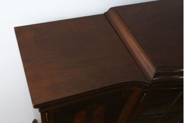 イギリスアンティーク　美品!!　高級品　上手物!!　マホガニー材の美しい杢目が目を引く!凝った作り込みの脚付きサイドボード(キャビネット、収納棚、戸棚、飾り棚、英国)(R-081370)