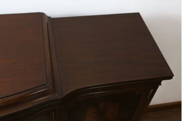 イギリスアンティーク　美品!!　高級品　上手物!!　マホガニー材の美しい杢目が目を引く!凝った作り込みの脚付きサイドボード(キャビネット、収納棚、戸棚、飾り棚、英国)(R-081370)