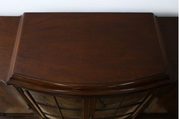 イギリスアンティーク　美品!!　高級品　上手物!!　マホガニー材の美しい杢目が目を引く!凝った作り込みの脚付きサイドボード(キャビネット、収納棚、戸棚、飾り棚、英国)(R-081370)