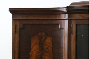 イギリスアンティーク　美品!!　高級品　上手物!!　マホガニー材の美しい杢目が目を引く!凝った作り込みの脚付きサイドボード(キャビネット、収納棚、戸棚、飾り棚、英国)(R-081370)