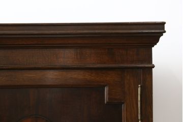 イギリスアンティーク　美品!!　高級品　上手物!!　マホガニー材の美しい杢目が目を引く!凝った作り込みの脚付きサイドボード(キャビネット、収納棚、戸棚、飾り棚、英国)(R-081370)