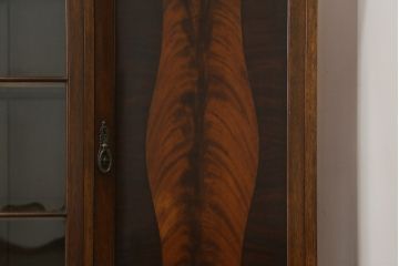 イギリスアンティーク　美品!!　高級品　上手物!!　マホガニー材の美しい杢目が目を引く!凝った作り込みの脚付きサイドボード(キャビネット、収納棚、戸棚、飾り棚、英国)(R-081370)