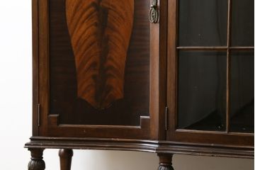 イギリスアンティーク　美品!!　高級品　上手物!!　マホガニー材の美しい杢目が目を引く!凝った作り込みの脚付きサイドボード(キャビネット、収納棚、戸棚、飾り棚、英国)(R-081370)