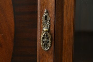 イギリスアンティーク　美品!!　高級品　上手物!!　マホガニー材の美しい杢目が目を引く!凝った作り込みの脚付きサイドボード(キャビネット、収納棚、戸棚、飾り棚、英国)(R-081370)