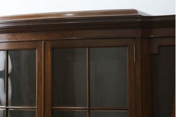 イギリスアンティーク　美品!!　高級品　上手物!!　マホガニー材の美しい杢目が目を引く!凝った作り込みの脚付きサイドボード(キャビネット、収納棚、戸棚、飾り棚、英国)(R-081370)