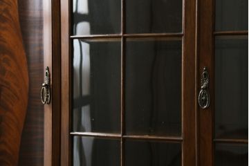 イギリスアンティーク　美品!!　高級品　上手物!!　マホガニー材の美しい杢目が目を引く!凝った作り込みの脚付きサイドボード(キャビネット、収納棚、戸棚、飾り棚、英国)(R-081370)
