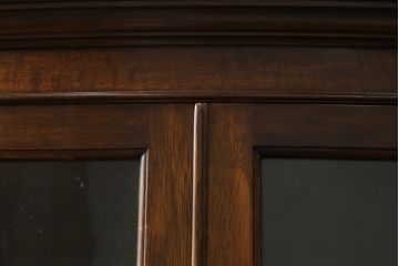 イギリスアンティーク　美品!!　高級品　上手物!!　マホガニー材の美しい杢目が目を引く!凝った作り込みの脚付きサイドボード(キャビネット、収納棚、戸棚、飾り棚、英国)(R-081370)