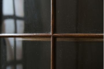 イギリスアンティーク　美品!!　高級品　上手物!!　マホガニー材の美しい杢目が目を引く!凝った作り込みの脚付きサイドボード(キャビネット、収納棚、戸棚、飾り棚、英国)(R-081370)