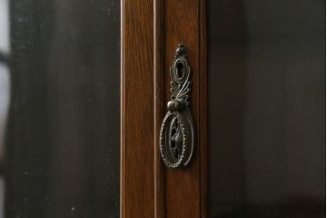 イギリスアンティーク　美品!!　高級品　上手物!!　マホガニー材の美しい杢目が目を引く!凝った作り込みの脚付きサイドボード(キャビネット、収納棚、戸棚、飾り棚、英国)(R-081370)
