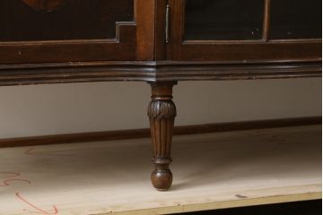 イギリスアンティーク　美品!!　高級品　上手物!!　マホガニー材の美しい杢目が目を引く!凝った作り込みの脚付きサイドボード(キャビネット、収納棚、戸棚、飾り棚、英国)(R-081370)